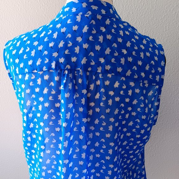 NWOT CABI Sleeveless Blue and White Floral Button Down Pleated Front Top Size M - Picture 3 of 5